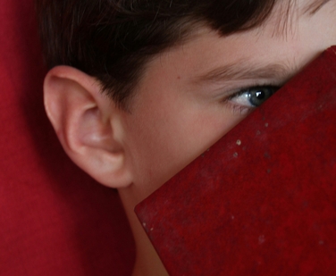 Ребенок с эпилепсией учится.