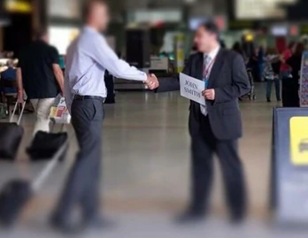 встреча с табличкой при заказе трансфера