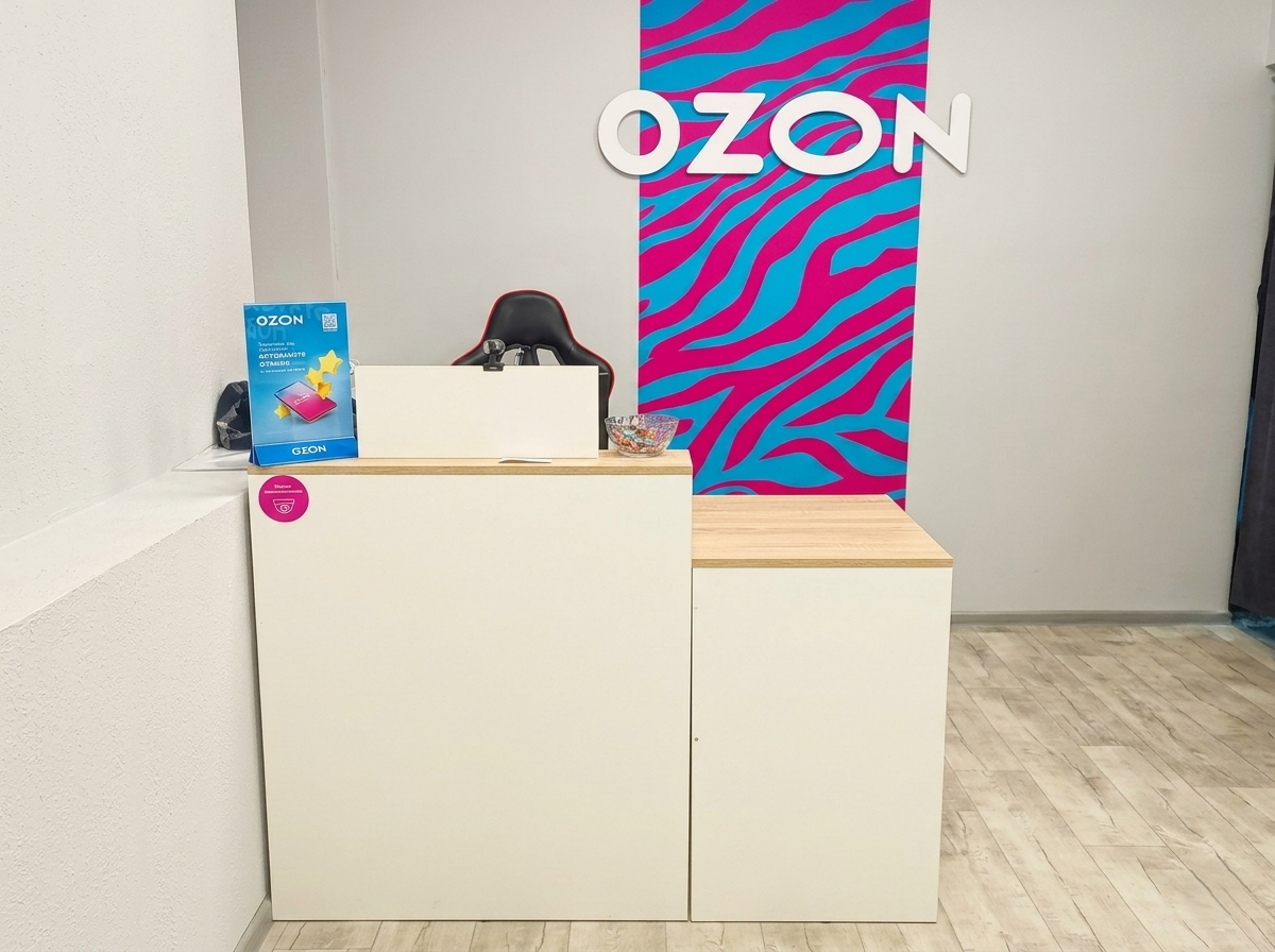 Стойка выдачи заказов для ПВЗ Ozon белого цвета с деревянной столешницей в интерьере пункта