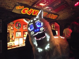 Кот в Cavern Club THE BEATLES в Ливерпуле