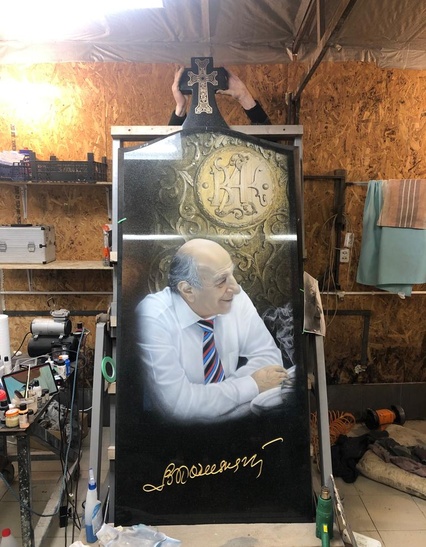 Цветной портрет мужчины на памятник
