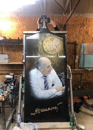 Цветной портрет мужчины на памятник