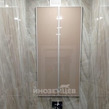 Сантехнические двери из крашеного стекла в алюминиевой рамке матовый хром крупным планом