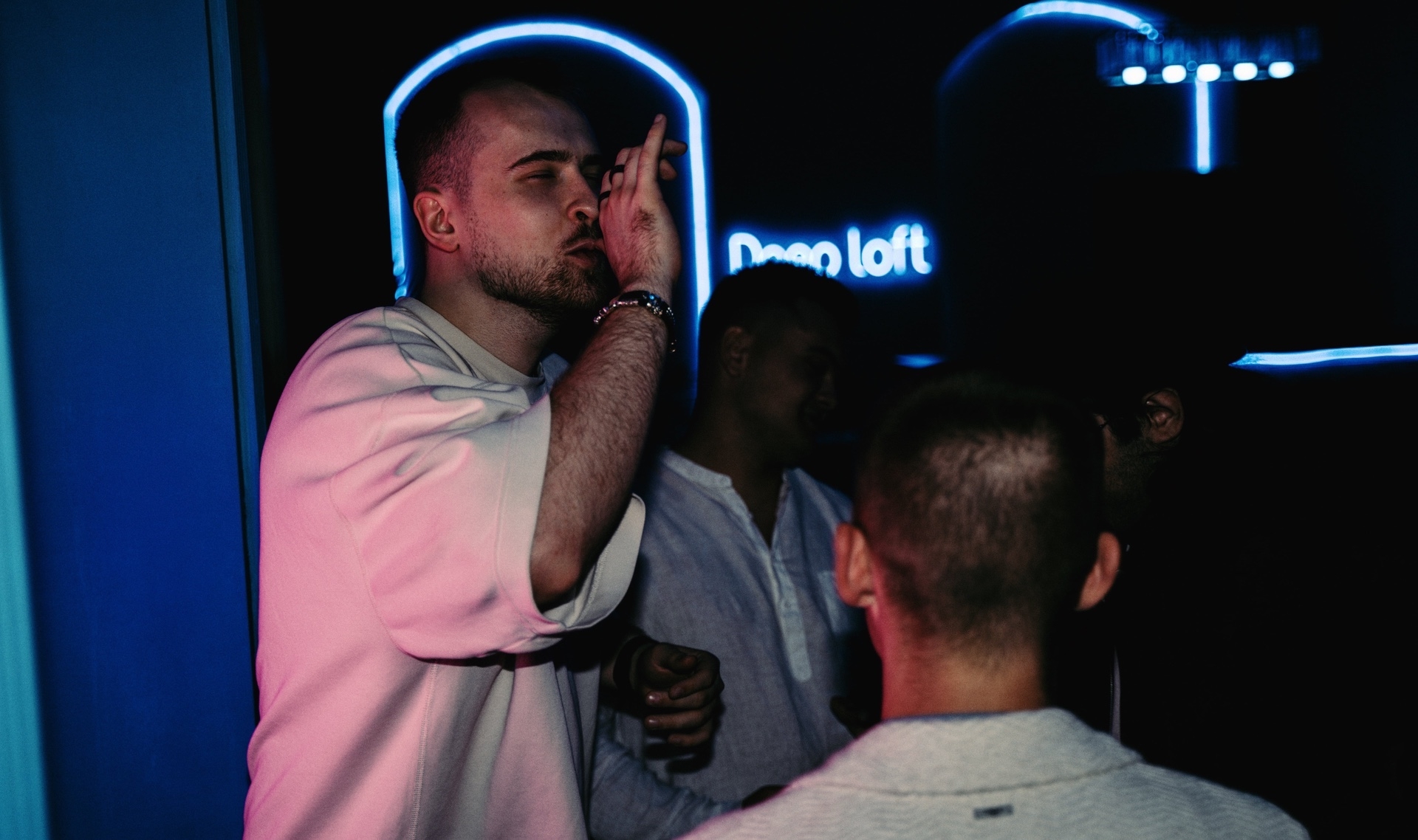 Мужчина наслаждается атмосферой вечеринки в неоновом клубе, работа event-агентства