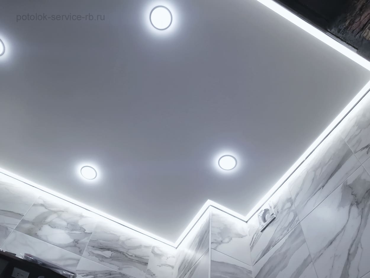 Контурный натяжной потолок в ванной