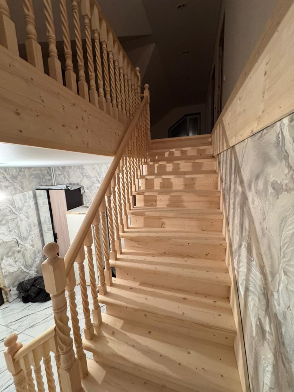 Изготовление и монтаж поворотной лестницы на второй этаж из дерева в Уфе, Уфимском районе 