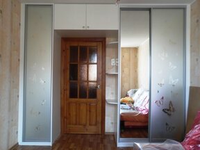 Шкаф на заказ вокруг двери с пескоструйным зеркалом