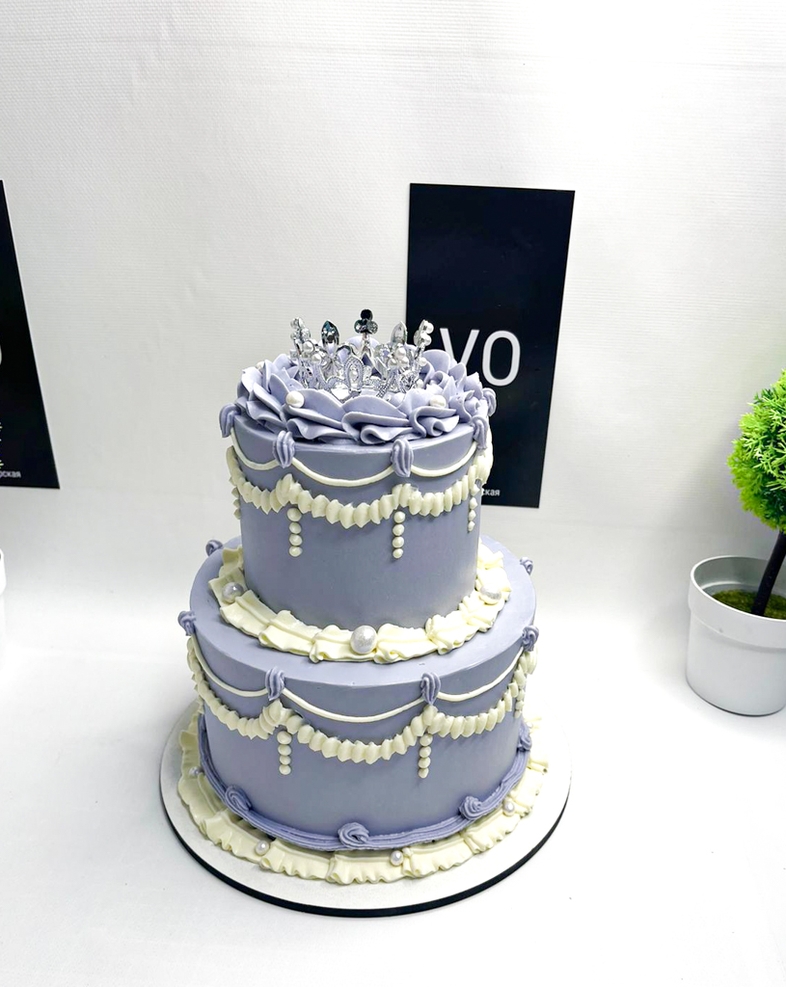 двухярусный торт с серебряной короной и блестками