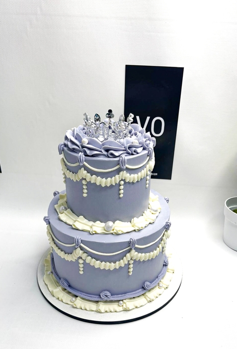 двухярусный торт с серебряной короной и блестками