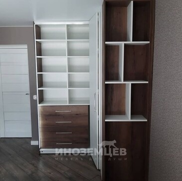 Наполнение углового шкафа: выдвижные ящики и полки с подсветкой