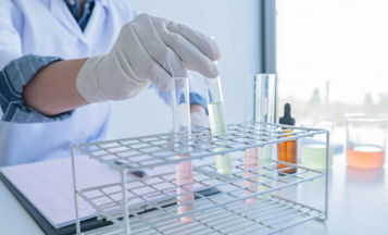 Схема работы глутатиона: нейтрализация свободных радикалов, детоксикация в печени, регенерация витам