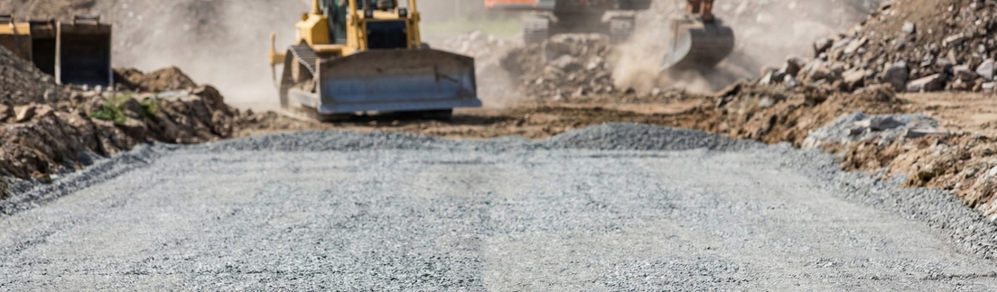 Выравнивание участка вторичным щебнем