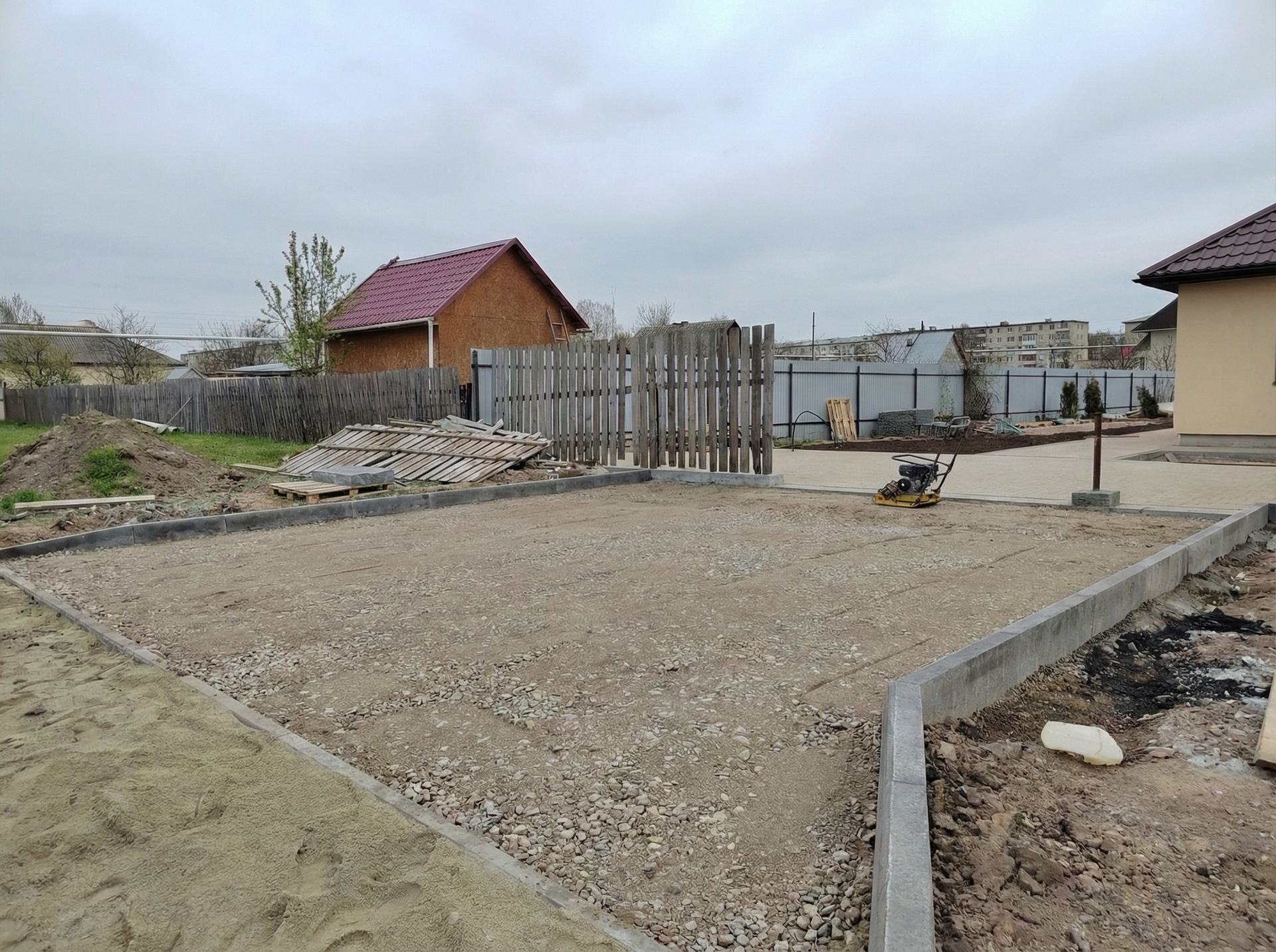 До асфальтирования — грунтовый подъезд к дому