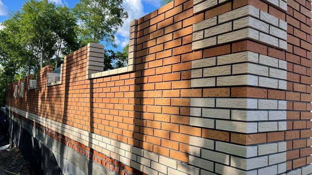 Фасад дома вставка из белого кирпича
