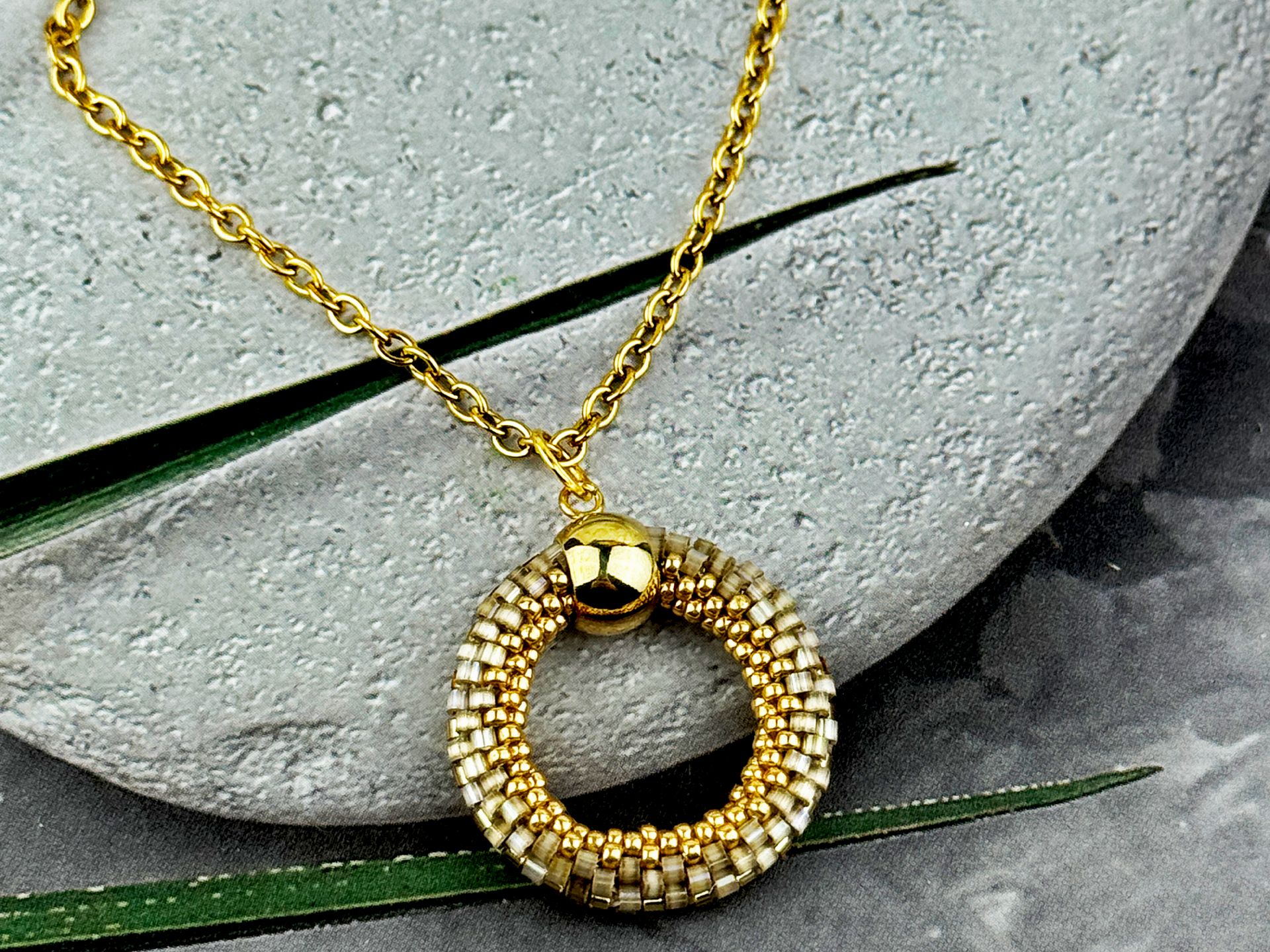 Комплект украшений из бисера: колье, браслет и серьги ручной работы