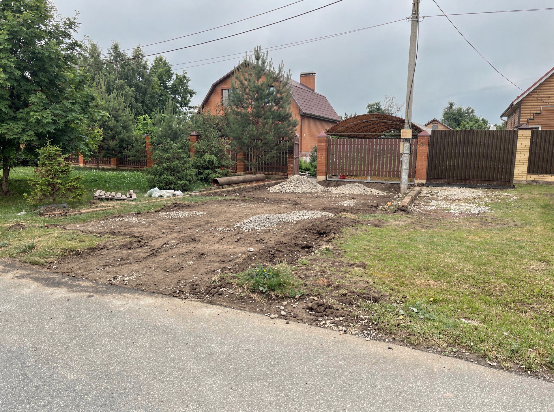 До асфальтирования — разбитая площадка