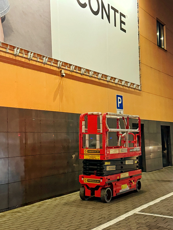 Ножничный подъемник Kinglift модели GTJZ12 с рабочей высотой 12 метров и грузоподъемностью 320 кг на