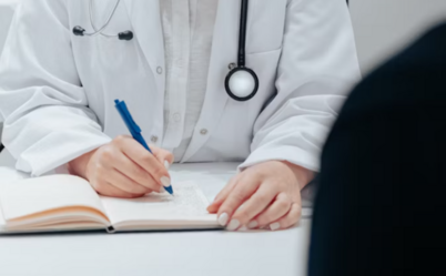 Женщина принимает Осполот: управление эффектами, выгодная покупка