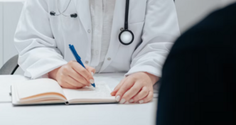 Женщина принимает Осполот: управление эффектами, выгодная покупка