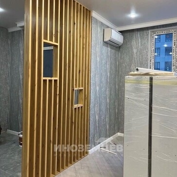 декоративная деревянная перегородка из реек с нишами для декора