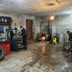 Третий этап производственного процесса - проверка качества шин на шиномонтажном оборудовании.