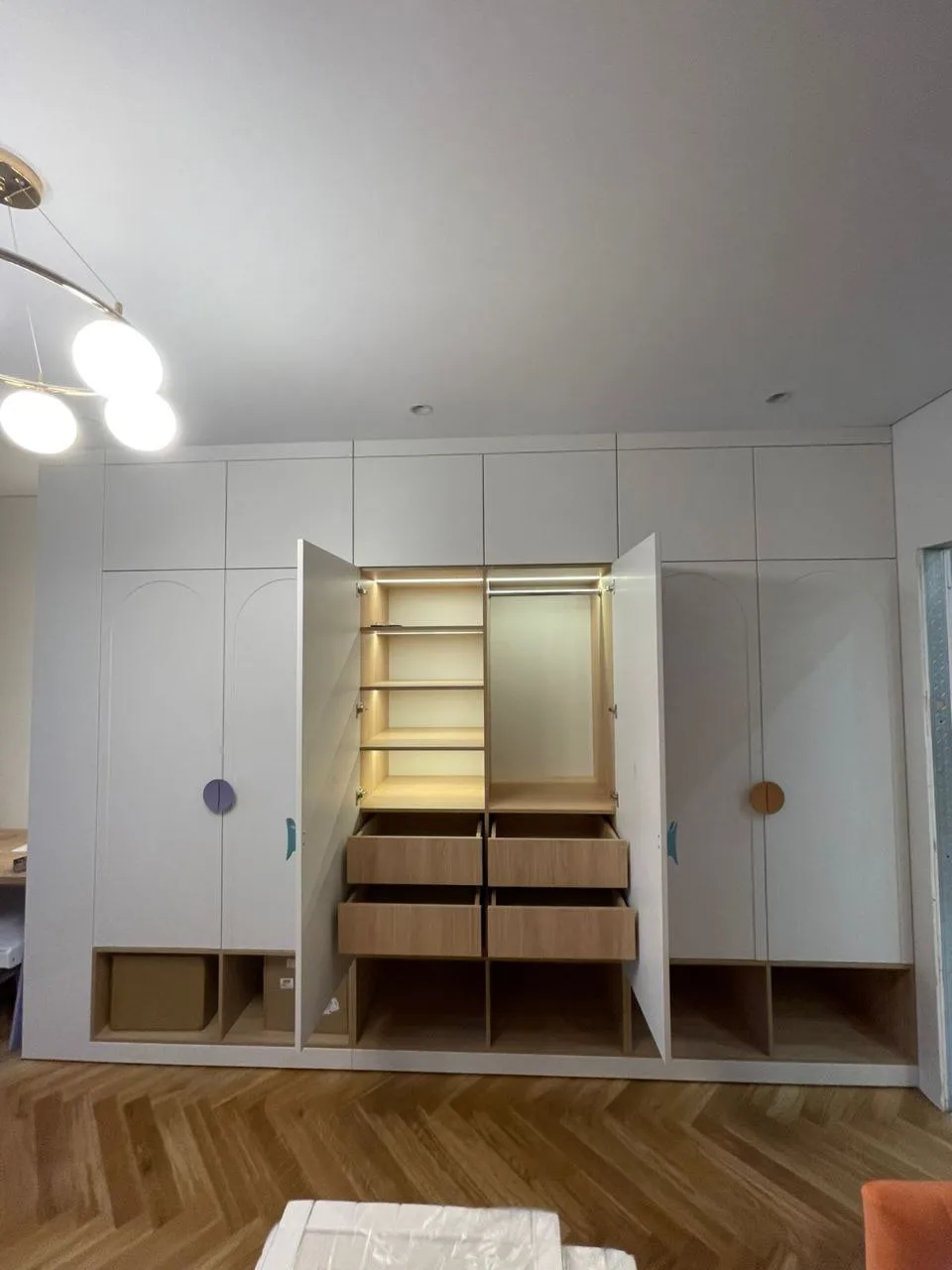 Распашной шкаф в спальню