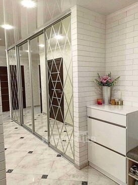 Зеркальный шкаф-купе в прихожую в светлом интерьере