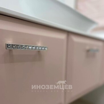 Современный интерьер ванной комнаты с подвесной мебелью и раковиной