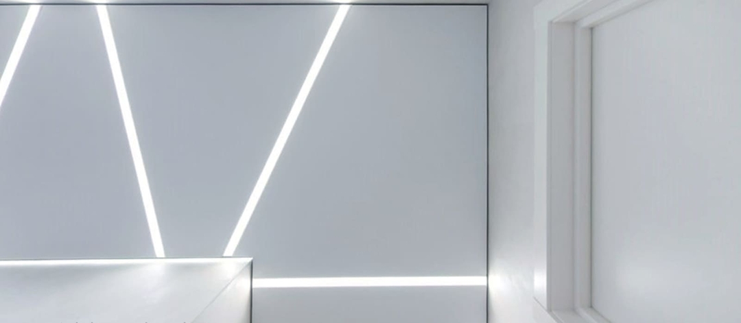 Натяжной потолок со световой линией