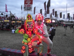 Хануман и Нарасимхадев на фестивале GLASTONBURY