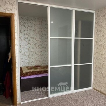 Раздвижная перегородка, разделяющая комнату и спальное место с кроватью