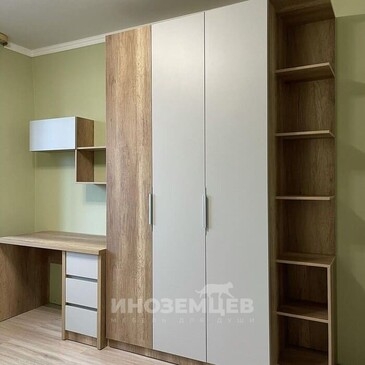 Секция детской мебели из ЛДСП, включающая высокий шкаф с двумя дверцами, письменный стол и навесные 