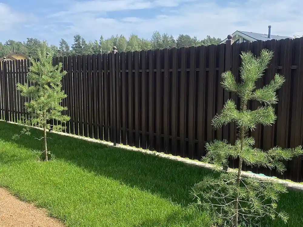 Забор из штакетника коричневый  8017