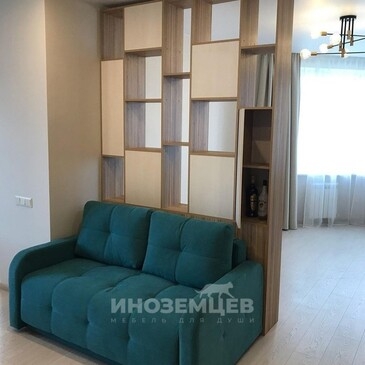 Стеллаж перегородка комбинированный с белыми фасадами и открытыми полками Egger зонирование квартиры