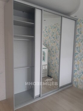 Дизайн детской комнаты со встроенным зеркальным шкафом-купе