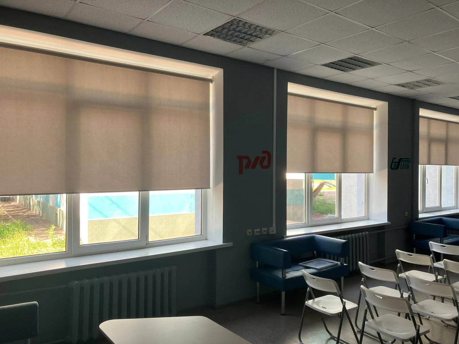 Рулонные шторы в аудитории университета 