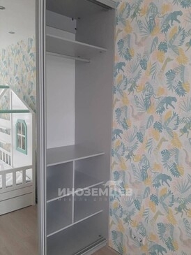 Белый шкаф-купе с зеркалом в детской комнате