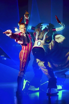 Шоу Быков, танец тореадора с плащом коррида