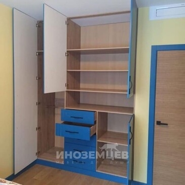 Внутреннее наполнение синего шкафа в детскую мальчика
