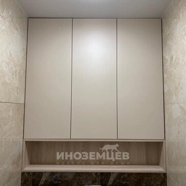 Трехстворчатый шкаф над инсталляцией в туалете в закрытом виде с открытой нижней полкой из ЛДСП 