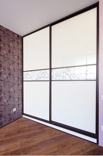 Встроенный шкаф купе с красивыми дверьми