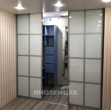 Гардеробная комната с ящиками полного выдвижения и доводчиками