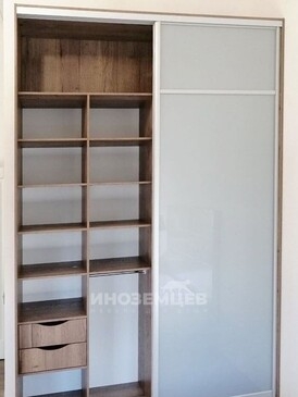 Организация хранения в детском шкафу-купе: полки и штанги для одежды, корпус из ЛДСП Egger