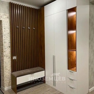 Угловой шкаф в прихожую с рейками