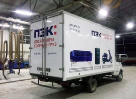 Оклейка автомобиля плёнкой с печатью.