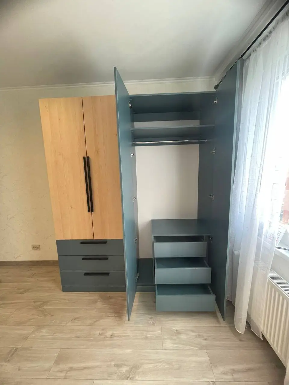 Отдельностоящий распашной шкаф в гостиную в ЖК «NEWПИТЕР»