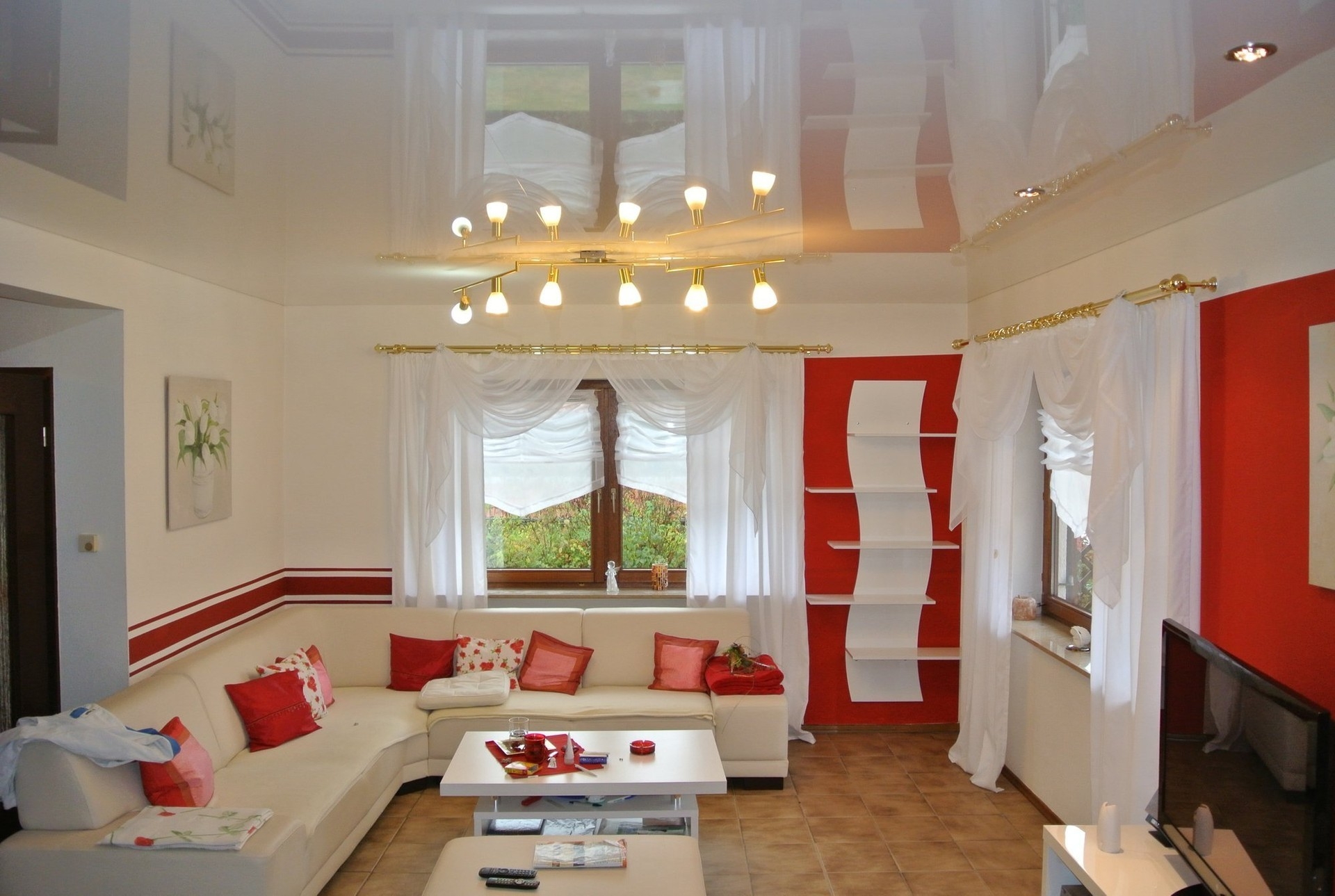 Глянцевый натяжной потолок