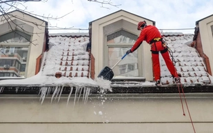 Очистка сосулек с кровли