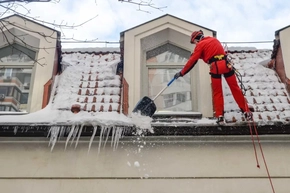 Очистка сосулек с кровли