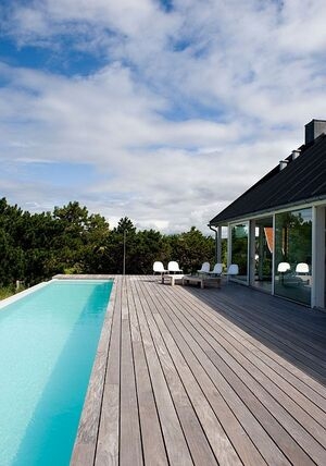 Отделка деревом зоны вокруг бассейна